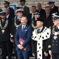 Zaproszeni goście na trybunie honorowej podczas uroczystości inauguracji nowego roku akademickiego 2023/24 na Politechnice Morskiej w Szczecinie