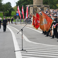 Rektor PM Wojciech Ślączka i Sekretarz Stanu Marek Gróbarczyk zbliżają się do historycznych pocztów sztandarowych szczecińskich szkół morskich