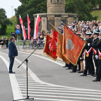 Rektor PM Wojciech Ślączka i Sekretarz Stanu Marek Gróbarczyk oddają honory historycznym sztandarom szczecińskich szkół morskich
