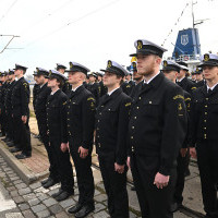 Pododdziały mundurowych studentów I roku Politechniki Morskiej podczas uroczystości inauguracji nowego roku akademickiego 2022/23 na PM