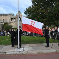Studenci Politechniki Morskiej w Szczecinie wciągają na maszt flagę państwową