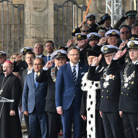 Zaproszeni goście na trybunie honorowej podczas uroczystości inauguracji nowego roku akademickiego 2023/24 na Politechnice Morskiej w Szczecinie