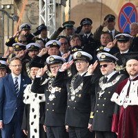 Zaproszeni goście na trybunie honorowej podczas uroczystości inauguracji nowego roku akademickiego 2023/24 na Politechnice Morskiej w Szczecinie