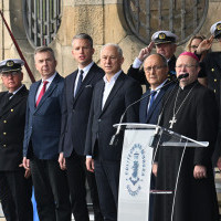 Zaproszeni goście na trybunie honorowej podczas uroczystości inauguracji nowego roku akademickiego 2023/24 na Politechnice Morskiej w Szczecinie