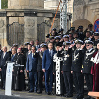 Zaproszeni goście na trybunie honorowej podczas uroczystości inauguracji nowego roku akademickiego 2023/24 na Politechnice Morskiej w Szczecinie