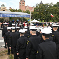 Studenci w mundurach stoją przed trybuną honorową z gośćmi przybyłymi na inaugurację roku akademickiego Politechniki Morskiej w Szczecinie
