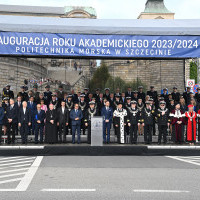 Zaproszeni goście na trybunie honorowej podczas uroczystości inauguracji nowego roku akademickiego 2023/24 na Politechnice Morskiej w Szczecinie