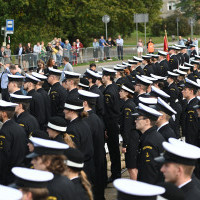 Pododdziały mundurowych studentów I roku Politechniki Morskiej podczas uroczystości inauguracji nowego roku akademickiego 2022/23 na PM