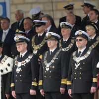 Zaproszeni goście na trybunie honorowej podczas uroczystości inauguracji nowego roku akademickiego 2023/24 na Politechnice Morskiej w Szczecinie