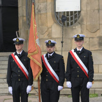 Poczet sztandarowy prezentujący historyczny sztandar szczecińskiej szkoły morskiej na uroczystości inauguracji nowego roku akademickiego 2023/24 na PM