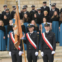 Poczet sztandarowy prezentujący historyczny sztandar szczecińskiej szkoły morskiej na uroczystości inauguracji nowego roku akademickiego 2023/24 na PM