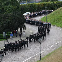 Studenci I roku Politechniki Morskiej w Szczecinie schodzą ulicą u stóp Wałów Chrobrego na uroczystość inauguracji roku akademickiego