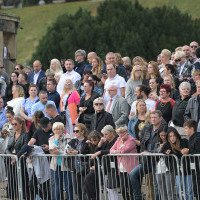 Publiczność ogląda inaugurację nowego roku akademickiego 2023/24 na PM