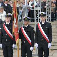 Poczet sztandarowy prezentujący historyczny sztandar szczecińskiej szkoły morskiej na uroczystości inauguracji nowego roku akademickiego 2023/24 na PM