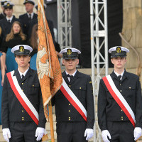 Poczet sztandarowy prezentujący historyczny sztandar szczecińskiej szkoły morskiej na uroczystości inauguracji nowego roku akademickiego 2023/24 na PM