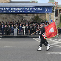 Poczet Sztandarowy Politechniki Morskiej w Szczecinie defiluje przed trybuną honorową podczas uroczystości inauguracji roku akademickiego na Politechnice Morskiej w Szczecinie
