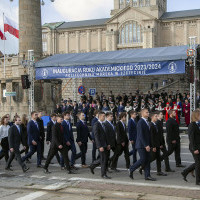 Pododdziały studentów niemundurowych Politechniki Morskiej defilują przed trybuną honorową podczas uroczystości inauguracji nowego roku akademickiego 2023/24 na PM