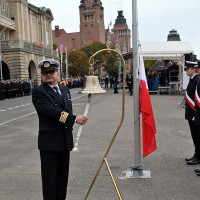 Wybicie szklanki na rozpoczęcie uroczystości rozpoczęcia nowego roku akademickiego 2022/23 na Politechnice Morskiej w Szczecinie