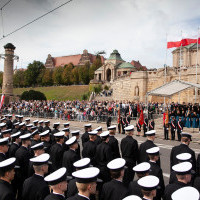 Rzędy umundurowanych studentów na tle Wałów Chrobrego na uroczystości inauguracji nowego roku akademickiego 2023/24 na PM