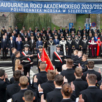 Studenci I roku PM ślubują na sztandar Uczelni podczas uroczystości inauguracji nowego roku akademickiego 2023/24