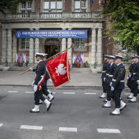 Kompania Honorowa z Pocztem sztandarowym PM defiluje przed Uczelnią 