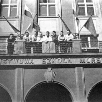 Studenci na balkonie budynku PSM w Szczecinie - lata 50.