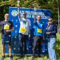 Zwycięzcy biegu z Prorektor ds. studenckich