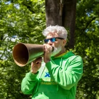 Sędzia "Biegu dla Marty" ogłasza start biegu