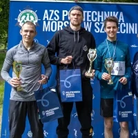 Zwycięzcy biegu z Prorektor ds. studenckich