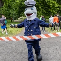 Maskotka PM morświn Michu wbiega na metę