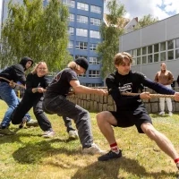 Studenci PM podczas przeciągania liny