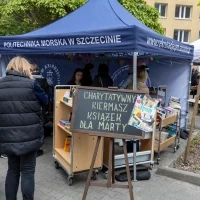 Namiot z kiermaszem charytatywnym podczas pikniku z okazji Święta Szkoły PM
