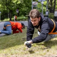 Dwoje studentów w konkurencji przeciąganie równoległe liny