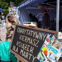 Namiot z kiermaszem charytatywnym podczas pikniku z okazji Święta Szkoły PM