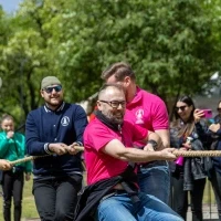 Pracownicy PM podczas przeciągania liny