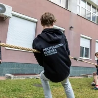 Studenci PM podczas przeciągania liny
