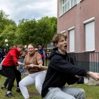 Studenci PM podczas przeciągania liny
