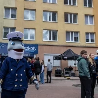 Maskotka PM morświn na pikniku