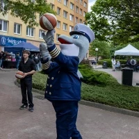Maskotka PM morświn Michu z piłką do koszykówki