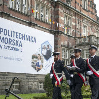Poczet Sztandarowy Politechniki Morskiej w Szczecinie maszeruje podczas uroczystości zmiany nazwy uczelni