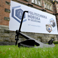 Front budynku PM z bilbordem