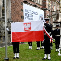 Poczet Sztandarowy Politechniki Morskiej w Szczecinie prezentuje flagę państwową uroczystości zmiany nazwy uczelni