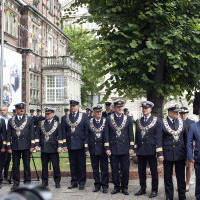 Władze Politechniki Morskiej w Szczecinie i zaproszeni goście na odsłonięciu szyldu uczelni
