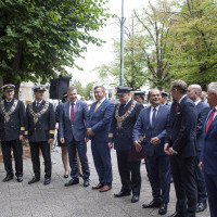 Władze Politechniki Morskiej w Szczecinie i zaproszeni goście na odsłonięciu szyldu uczelni