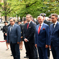 Władze Politechniki Morskiej w Szczecinie i zaproszeni goście na odsłonięciu szyldu uczelni