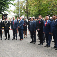 Władze Politechniki Morskiej w Szczecinie i zaproszeni goście na odsłonięciu szyldu uczelni