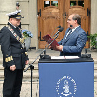 Wiceminister w Ministerstwie Infrastruktury M. Gróbarczyk przekazuje rektorowi PM status uczelni