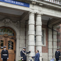 Rektor PM i wiceminister w Ministerstwie Infrastruktury M. Gróbarczyk odsłaniają nowy szyld Politechniki Morskiej