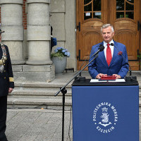 Członek Zarządu Województwa Zachodniopomorskiego Stanisław Wziątek przemawia podczas uroczystości zmiany nazwy uczelni