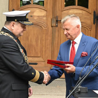 Członek Zarządu Województwa Zachodniopomorskiego Stanisław Wziątek przekazuje rektorowi PM Zachodniopomorskiego Gryfa z bursztynem